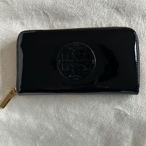 Tory Burch Miller Black Patent Leather Zip Around Continental Wallet EUC